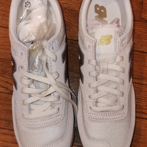 New Balance White Sneakers with Gold Details - Picture 3 of 3